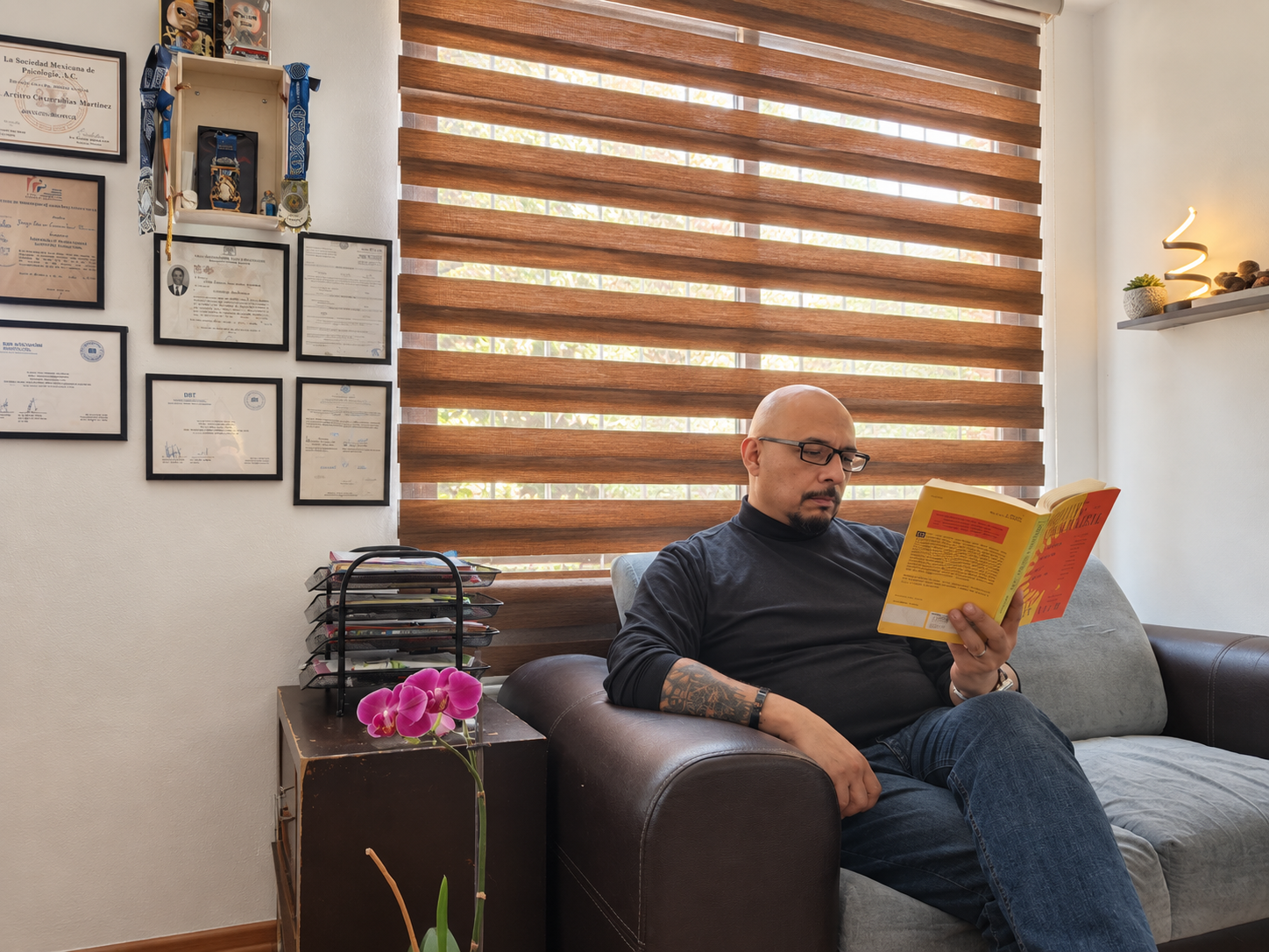 Jorge Arturo Covarrubias leyendo en su espacio de trabajo